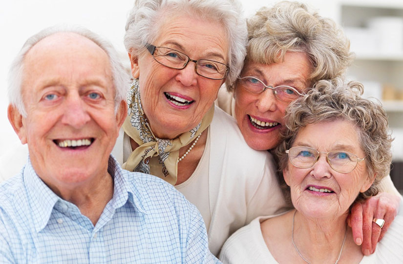 Visão sofre com idade? A imagem mostra um senhor de idade sem óculos ao lado de três senhoras com óculos.