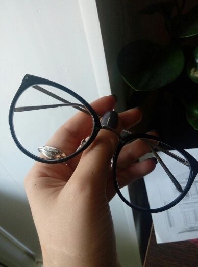 Óculos dependente. Hoje é difícil não encontrar alguém que use óculos de grau. Por isso, que quando inicio o curso, uma das primeiras perguntas que ouço de muitos dos meus alunos, é: mas, como vou fazer os exercícios e ficar sem meus óculos se não consigo nem caminhar direito sem eles?