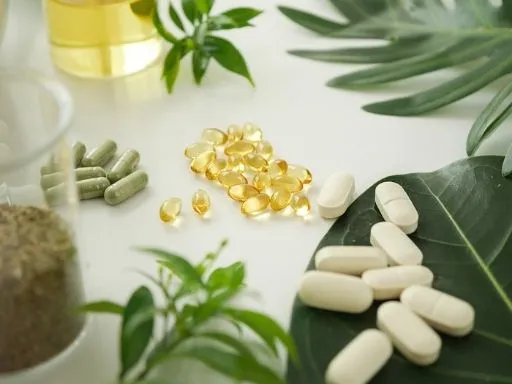 Série de vitaminas com plantas, que remetem à saúde natural.